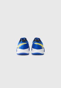 Blaue Sportschuhe mit schwarzen Akzenten, einem strukturierten Obermaterial aus Mesh, einem auffälligen gelben Streifen und weißen Sohlen. Die Rückansicht zeigt das Design und die Struktur.