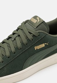 Puma SMASH V2 - Sapatilhas - thyme/team gold/white