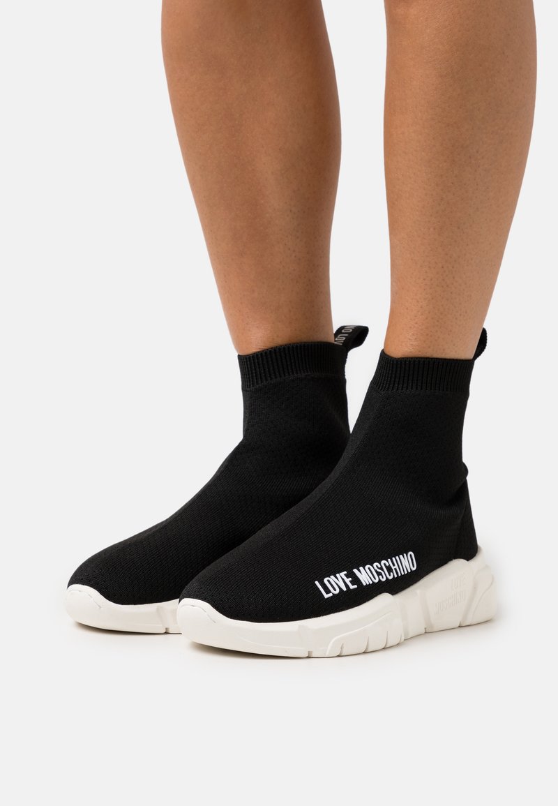 basket femme moschino