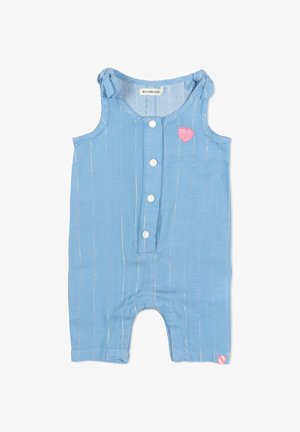Combinaison sans manches bleue pour bébé avec des rayures argentées verticales, des boutons blancs à l'avant, des liens aux épaules et un petit patch en forme de cœur rose sur la poitrine.