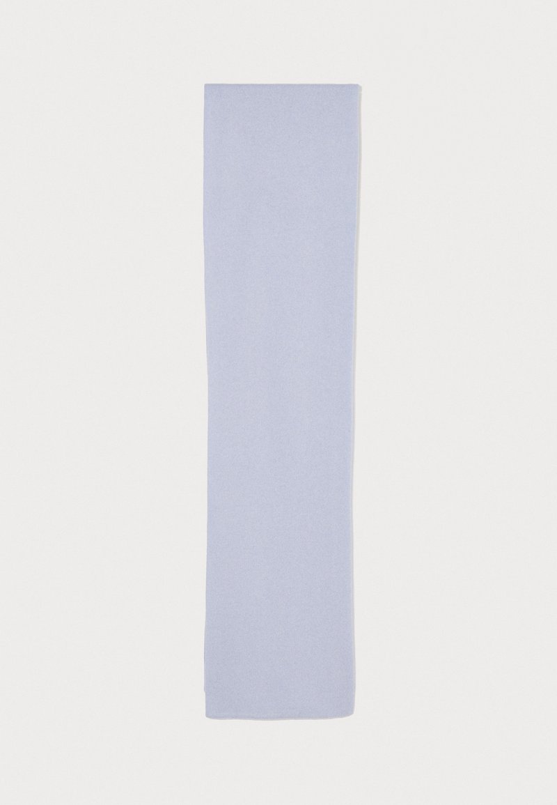 Ανοιχτού μπλε φουλάρι κατασκευασμένο από μαλακό ύφασμα, ορθογώνιο σχήμα, λεία υφή, με καθαρές άκρες χωρίς σχέδια ή διακοσμητικά στοιχεία.