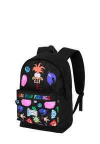 Mochila negra con gráficos coloridos de Pixar, que incluye personajes y patrones, con la frase "Siente tus emociones" en la parte frontal.