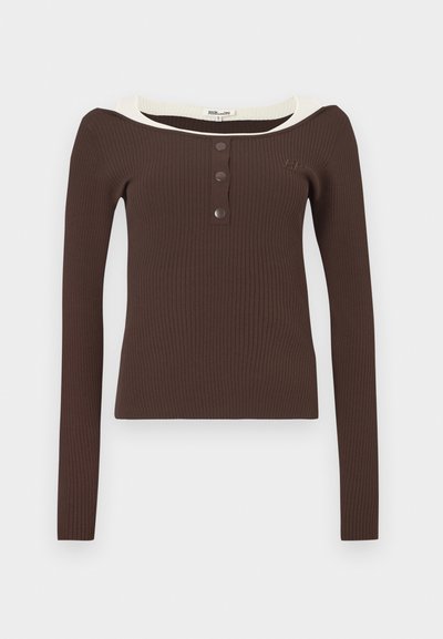 Καφέ μακρυμάνικο τοπ με ριγέ υφή, φαρδύ εκρού λαιμόκοψη και τρία μαύρα κουμπιά στο μπροστινό μέρος. Διαθέτει εφαρμοστή γραμμή και μαλακή υφή.