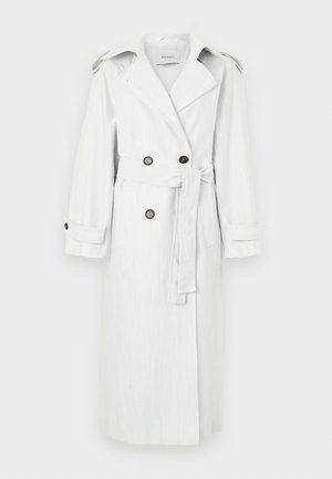 Lichtgrijze trenchcoat met een gestructureerde stof, dubbele rij knopen, zijzakken en een ceintuur om de taille te knopen. Voorzien van schouderepauletten.