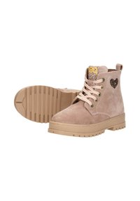 Lichtroze suède enkellaarzen met een geperforeerde hartdetails, crème rubberen zool en beige veters. Bevat een patronenlabel aan de bovenkant.