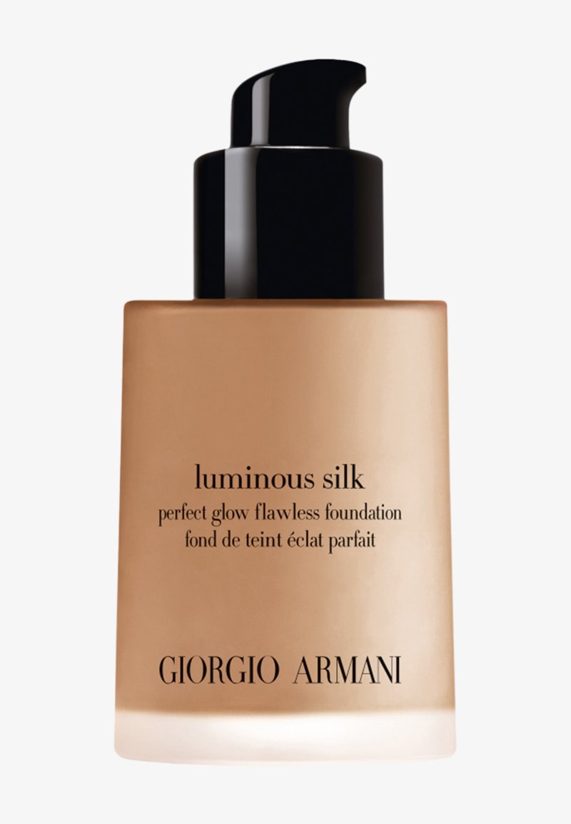 Giorgio Armani Luminous Silk Foundation i en klar glassflaske med en svart pumpehett. Tekst på flasken i svart, beige væske inni.