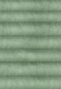 Groen geblokt stof met een gladde textuur, met gelijkmatig verdeelde horizontale naden en een subtiele glans, die het gewatteerde uiterlijk versterkt.