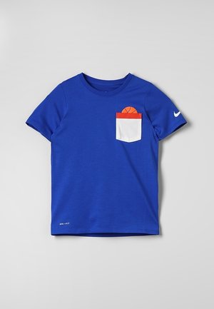 T-shirt bleu à manches courtes avec un col rond. Il présente une poche blanche avec un graphique de ballon de basket orange. Fabriqué en tissu léger, étiqueté DRI-FIT.