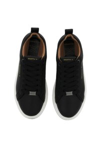Sneakers neri con tomaia in pelle liscia, suola in gomma bianca e dettagli dorati. Presentano un design con lacci e un interno imbottito per il massimo comfort.