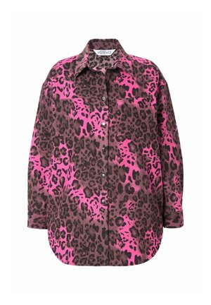 Camicia di flanella con stampa leopardo rosa e marrone, dotata di apertura con bottoni, colletto a punta e due tasche sul petto. Orlo arrotondato e maniche lunghe.