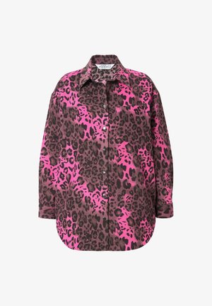Camicia di flanella con stampa leopardo rosa e marrone, dotata di apertura con bottoni, colletto a punta e due tasche sul petto. Orlo arrotondato e maniche lunghe.