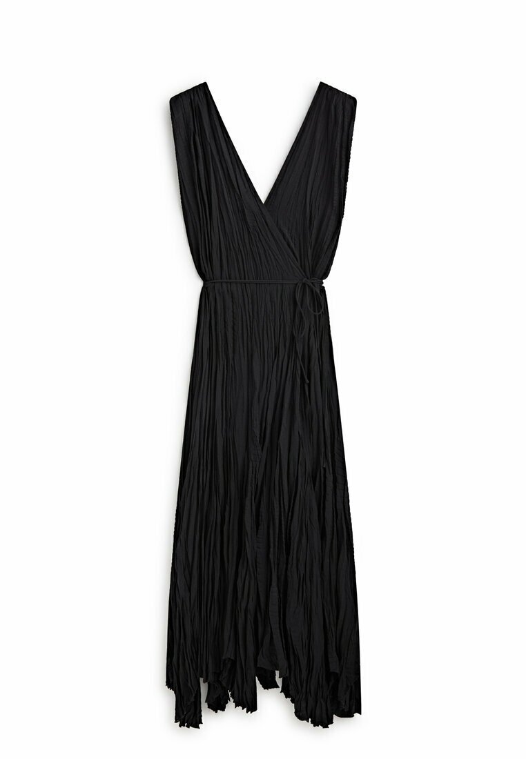 Robe portefeuille noire sans manches avec un décolleté en V profond, texture de tissu froissé, ourlet longueur cheville et fine ceinture à nouer à la taille.
