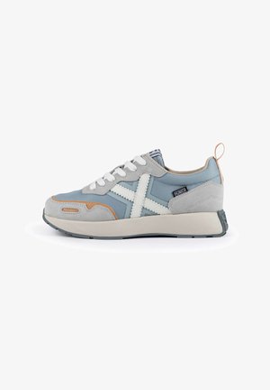 Sneaker blu chiaro e grigio realizzato in pelle e suede, con accentatura bianca a croce, suola grigia e foderatura a righe, dotato di un tassello posteriore per la presa.