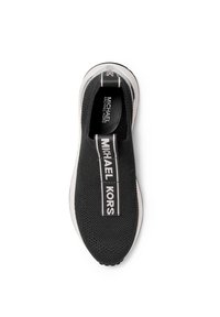 Scarpa da ginnastica nera senza lacci realizzata in materiale a maglia, con una fascia logo a contrasto e suola in gomma bianca. Superficie testurizzata con punta arrotondata.