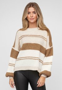Crem- und braun gestreifter Strickpullover mit entspannter Passform, gerippten Bündchen und einem cropped Saum, der über das gesamte Teil strukturierte Garne aufweist.