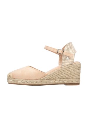 Cuña de esparto beige de ante con tira en el tobillo, tacón trenzado y detalle de tela a cuadros. Punta redonda y plataforma de cuerda texturizada.