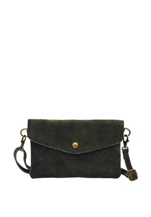 Petit sac bandoulière en suède vert foncé avec fermeture à rabat, bouton-pression en laiton unique et sangle réglable avec ferrures en laiton.