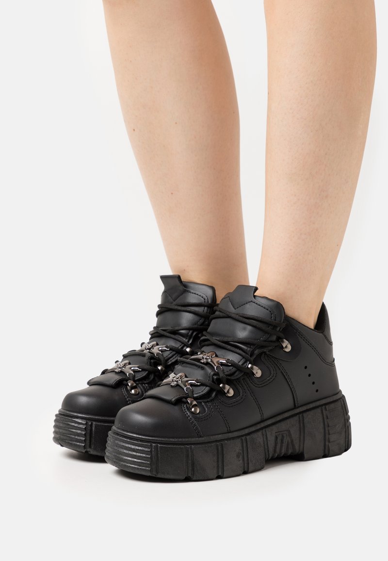 Koi Footwear RIMO CORE CHUNKY TRAINERS Edzőcipő black/fekete