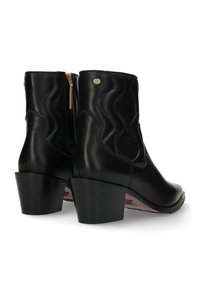 Botas de tobillo de cuero negro con un diseño de parte superior curvada, cremallera lateral y un tacón robusto. Textura suave con detalles de costura sutiles.