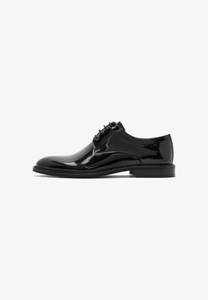 Zapato Oxford de cuero negro pulido para hombre, con cordones, tacón bajo y punta redondeada, mostrado en perfil lateral sobre fondo blanco.