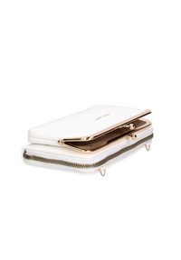 Portafoglio in pelle bianca con hardware dorato, chiusura a zip e due scomparti, caratterizzato da una texture liscia e un design minimalista.