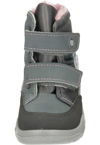 Szare wysokie buty z różowym futerkiem wewnątrz, z dwoma paskami na rzep, górą z gładkiego materiału, gumową podeszwą i kontrastującymi detalami stębnowania.