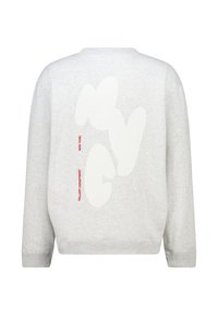 Sweatshirt gris avec de grandes formes abstraites blanches au dos et un texte rouge portant les mots "NEW YORK" et "GALLERY DEPARTMENT."