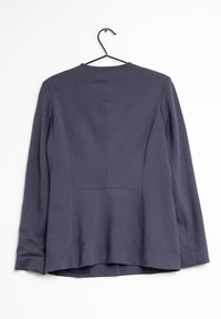 Marinblå långärmad topp med rund halsringning, tillverkad av ett mjukt tyg. Har en åtsittande överdel och utsvängd nederkant, med en mittsöm baktill.