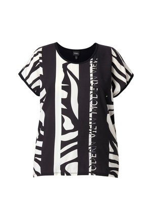 Top a maniche corte bianco e nero con strisce astratte da zebra e testo verticale con la scritta "MODERN VIEW" su sfondo uniforme.