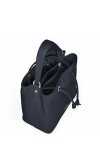 Navyblauwe leren emmertas met brede handgreep, trekkoordsluiting en ritsvakjes aan de binnenkant met gouden hardware accenten.