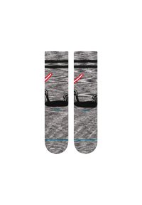 Calcetines a rayas negros y grises con una textura suave y acentos gráficos rojos, que representan sables de luz y un diseño de figura contorneada.