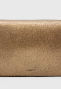 Portafoglio in pelle bronzo con superficie texturizzata, caratterizzato da cuciture sottili e un logo impresso nella parte inferiore.