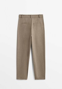 Pantalon marron sur mesure avec une texture lisse, comportant deux poches arrière et une coupe droite. Pas de fermetures ou ornements visibles.