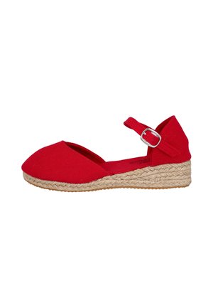 Espadrilla de lona roja con puntera cerrada, correa en el tobillo, hebilla plateada y suela de cuña trenzada de yute.