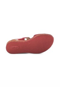 Sandal cuoio scarlatto con suola in gomma testurizzata, dotata di un tacco piccolo e un design a ritaglio sulla parte superiore per favorire la traspirazione.