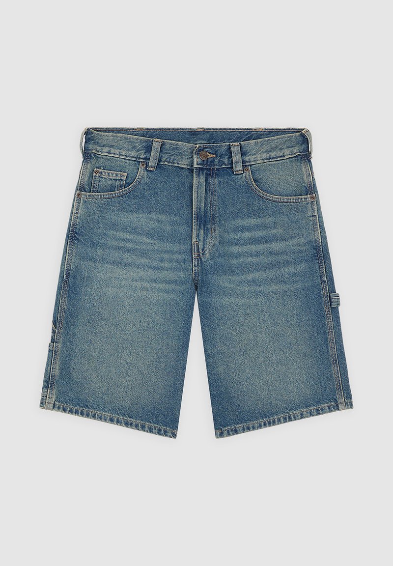 Shorts di jeans azzurri con taglio dritto, cinque tasche e chiusura frontale con bottoni. Tessuto sfumato con dettagli classici di cucitura.