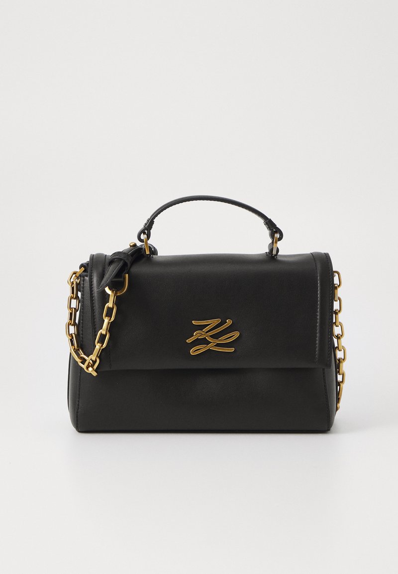 Borsa a tracolla in pelle nera con una catena dorata e manico. Presenta un dettaglio con il logo sul fronte e un design strutturato con chiusura a pattina.