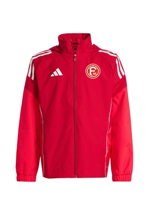 Rote Sportjacke mit durchgehendem Frontreißverschluss, weißem Adidas-Logo auf der rechten Brust, weißen drei Streifen auf den Schultern und dem Fortuna Düsseldorf Vereinswappen auf der linken Brust.