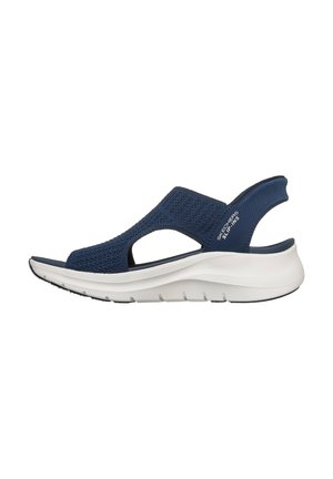 Sandale Skechers bleu marine à enfiler avec dessus en maille, orteils et talon ouverts, et semelle épaisse blanche rembourrée.