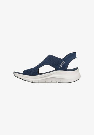Marineblå Skechers slip-on sandal med strikket overdel, åben tå og hæl samt tyk hvid polstret sål.