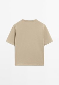 Kurzärmliges T-Shirt in hellem Beige, aus weicher Baumwolle, mit rundem Halsausschnitt und schlichtem, klaren Design.