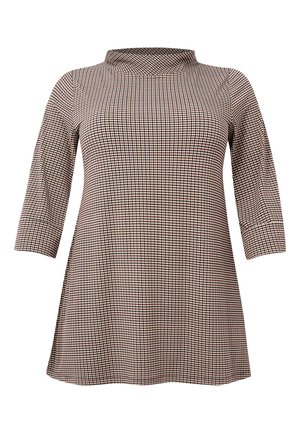 Robe à manches longues avec un motif à carreaux marron, rouge et bleu, dotée d'un col montant et d'une coupe ample, fabriquée en tissu texturé.