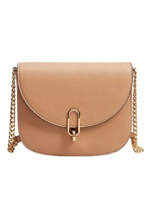 Beige læder crossbody taske med buet klap, guldfarvet oval lås og guldkæde skulderrem på hvid baggrund.
