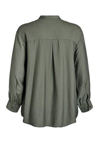 Camisa verde caqui con cuello, mangas largas con puños abotonados y detalle de pliegue en la parte posterior, hecha de una tela ligera y texturizada.