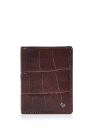 Braune Leder-Bifold-Geldbörse mit strukturiertem Muster und kleinem silbernem CB-Logo in der unteren rechten Ecke auf weißem Hintergrund.