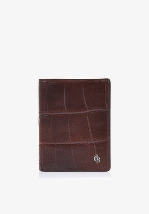 Portefeuille bifold en cuir marron avec motif texturé et petit logo CB argenté dans le coin inférieur droit sur fond blanc.