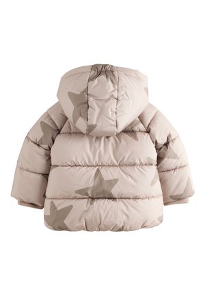 Abrigo acolchado de color beige claro con capucha, decorado con grandes estrellas grises. El diseño incluye puños acanalados y una textura acolchada.