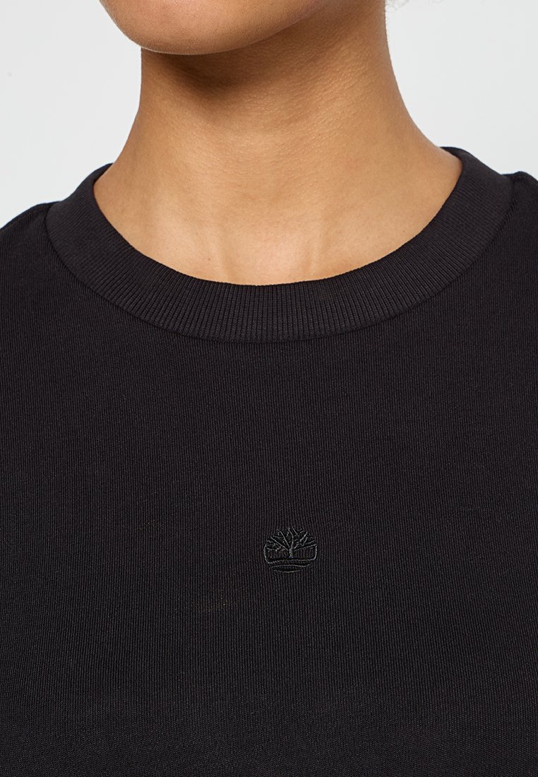 Czarna bawełniana bluza z okrągłym dekoltem i małym, wytłoczonym logo na klatce piersiowej. Gładka tekstura, casualowy krój.