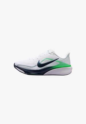 Weißer Nike Laufschuh mit schwarzem Swoosh-Logo, grünen und schwarzen Akzenten und gedämpfter Sohle, von der Außenseite auf weißem Hintergrund abgebildet.
