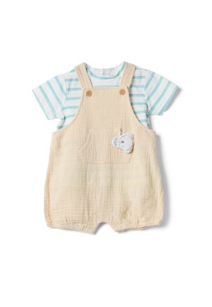 Beige babyromper met voorzak en houten knopen, gedragen over een wit T-shirt met korte mouwen met lichtblauwe horizontale strepen.